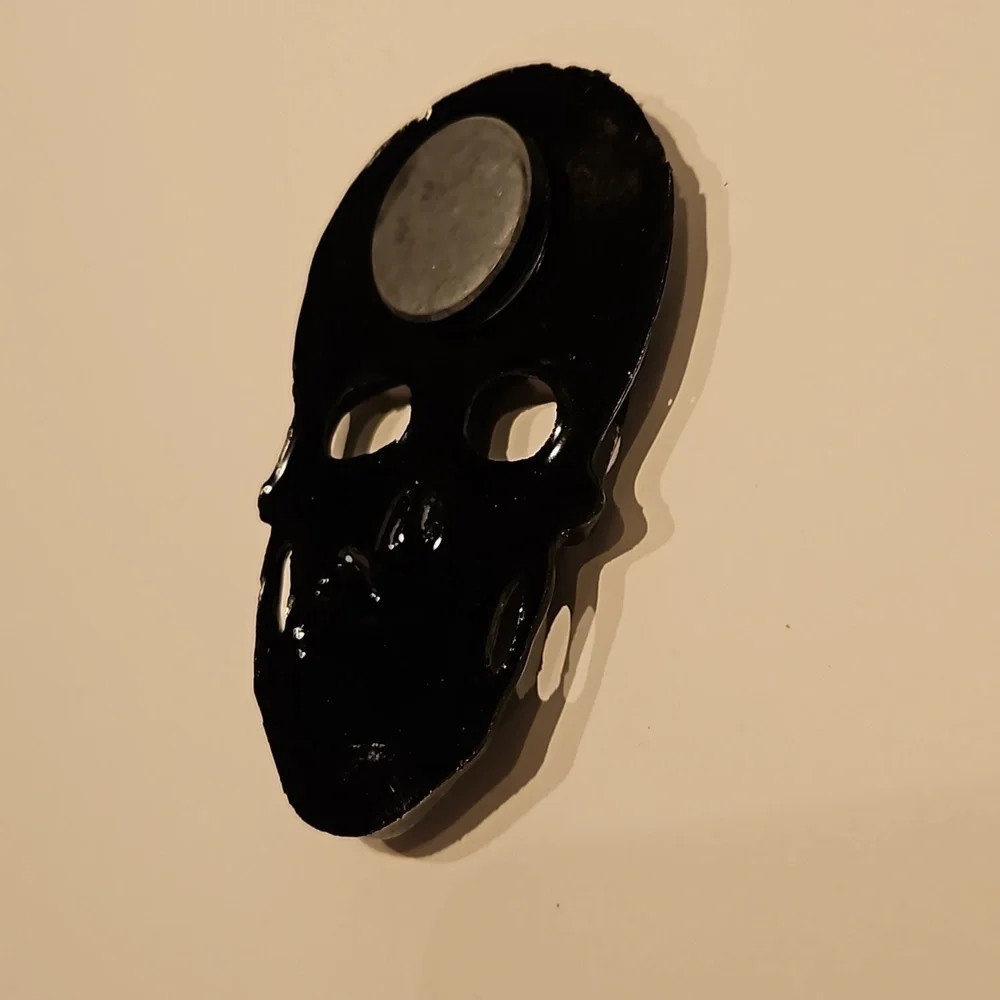 2 SKULL PIRATE MAGNETS